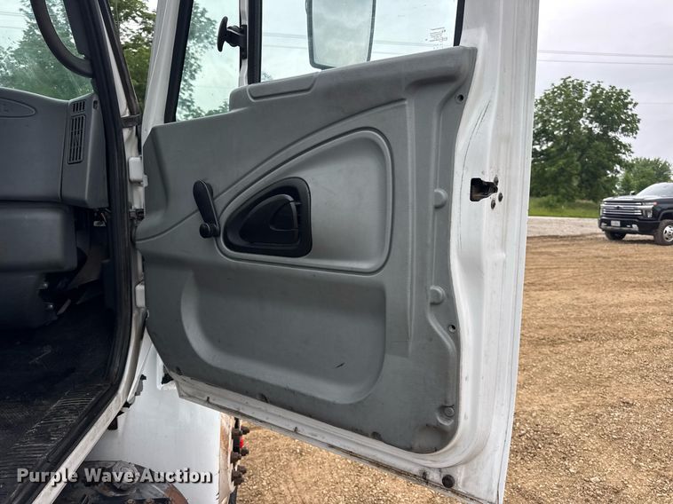 image for item DV4157 2007 International 4400 truck cab and chassis