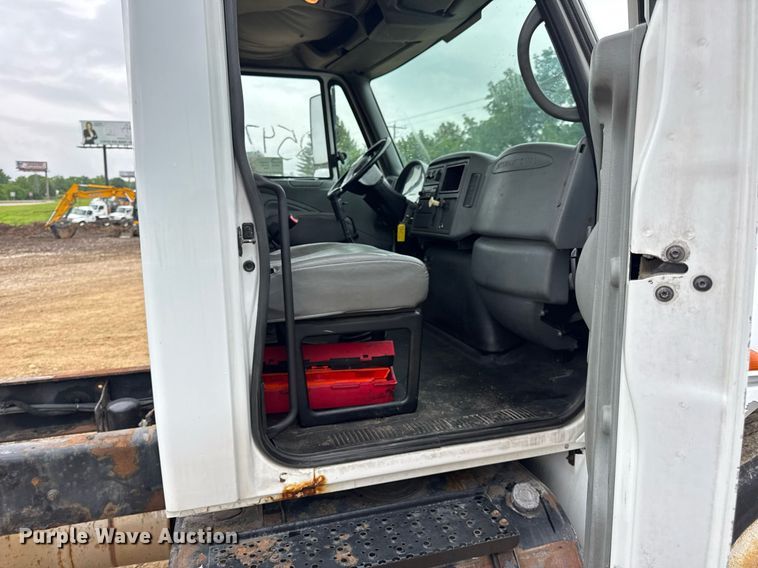 image for item DV4157 2007 International 4400 truck cab and chassis