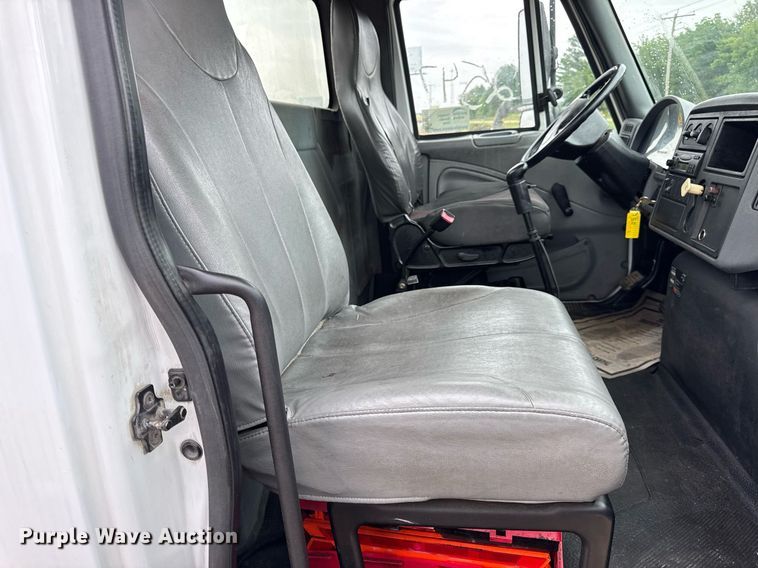 image for item DV4157 2007 International 4400 truck cab and chassis