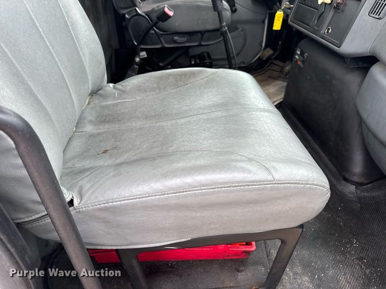 image for item DV4157 2007 International 4400 truck cab and chassis