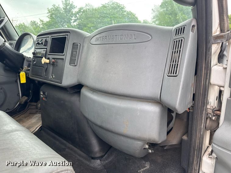image for item DV4157 2007 International 4400 truck cab and chassis