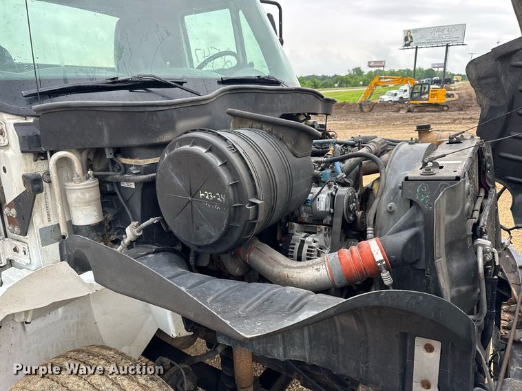 image for item DV4157 2007 International 4400 truck cab and chassis