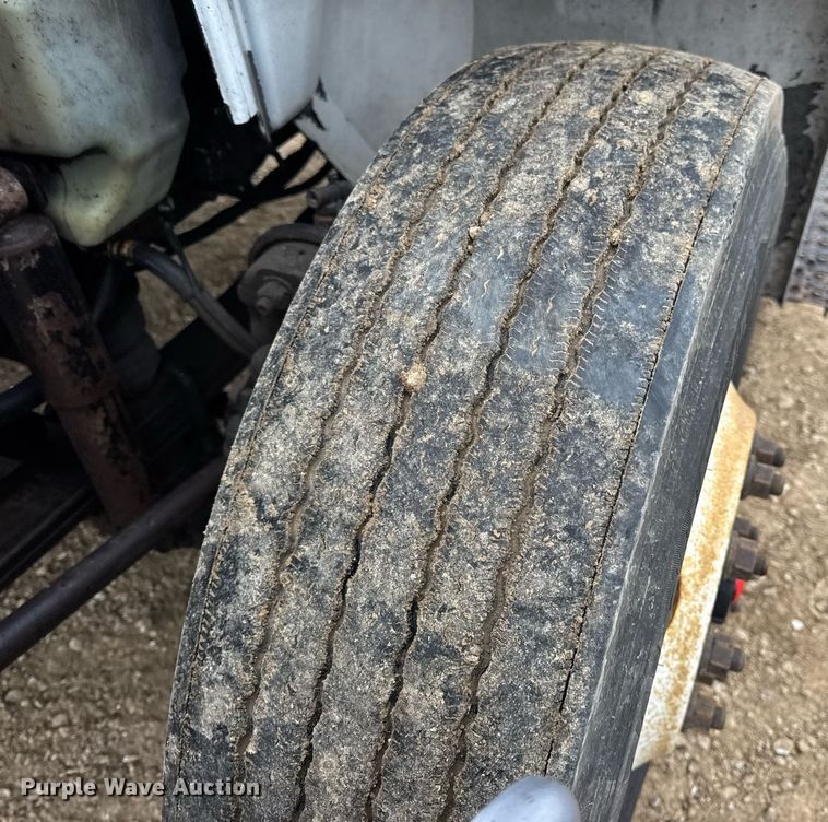 image for item DV4157 2007 International 4400 truck cab and chassis