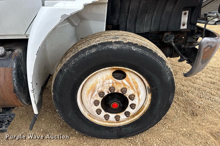 image for item DV4157 2007 International 4400 truck cab and chassis