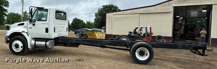 image for item DV4158 2007 International 4300 truck cab and chassis