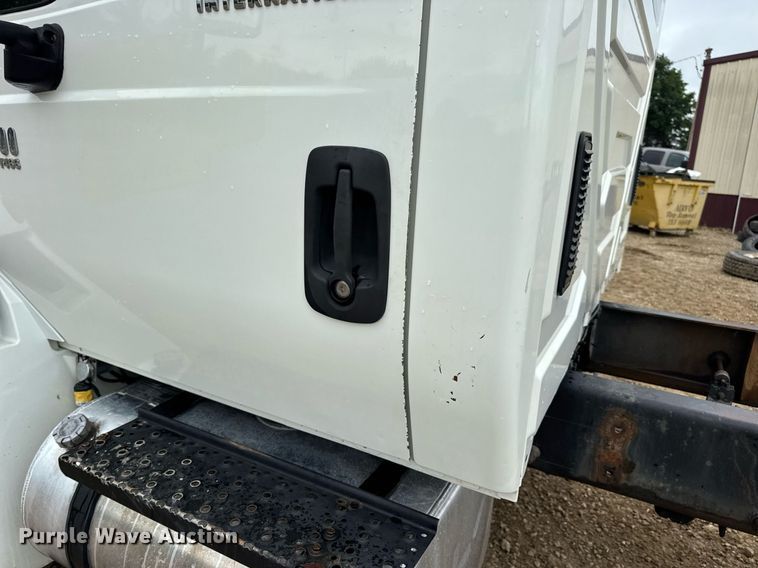 image for item DV4158 2007 International 4300 truck cab and chassis