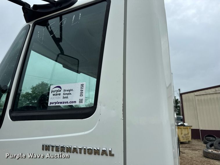 image for item DV4158 2007 International 4300 truck cab and chassis