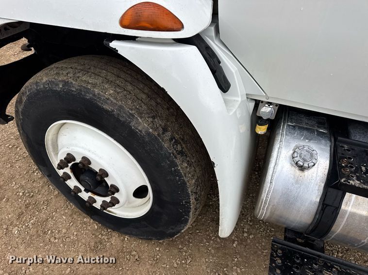 image for item DV4158 2007 International 4300 truck cab and chassis