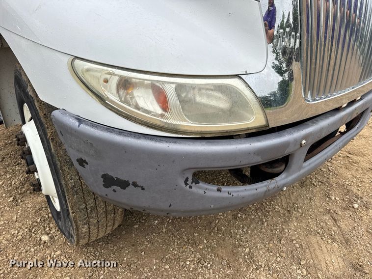 image for item DV4158 2007 International 4300 truck cab and chassis