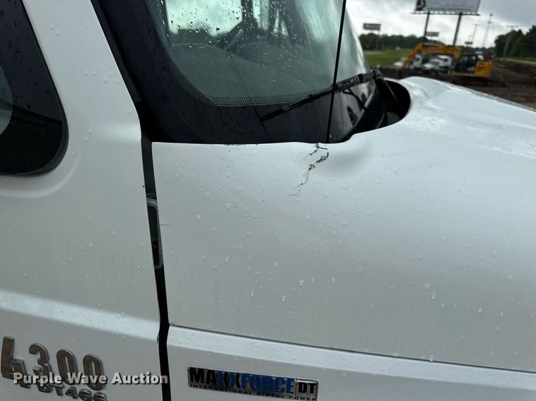 image for item DV4158 2007 International 4300 truck cab and chassis