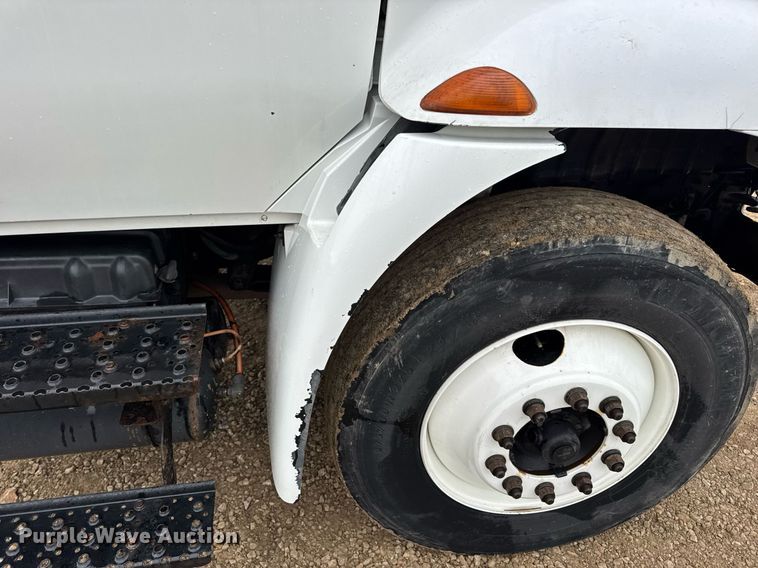 image for item DV4158 2007 International 4300 truck cab and chassis