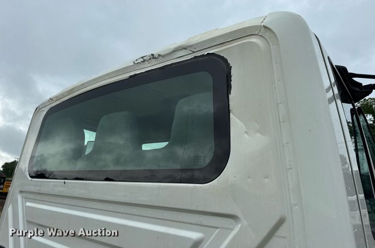 image for item DV4158 2007 International 4300 truck cab and chassis