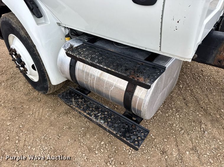 image for item DV4158 2007 International 4300 truck cab and chassis