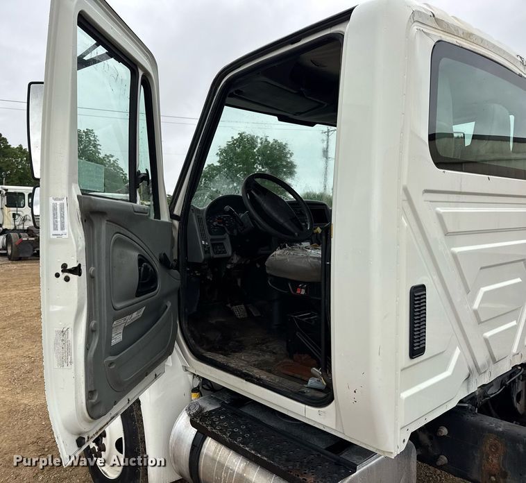 image for item DV4158 2007 International 4300 truck cab and chassis