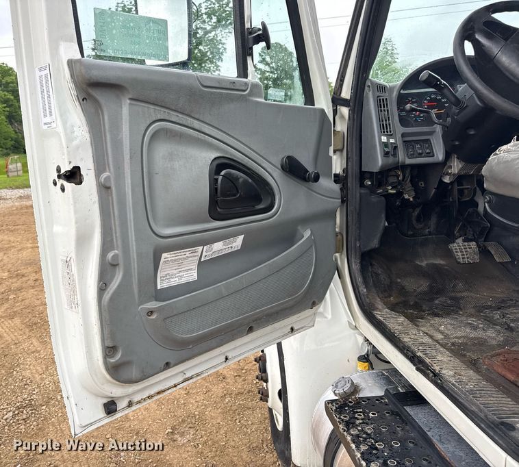 image for item DV4158 2007 International 4300 truck cab and chassis