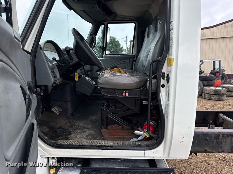 image for item DV4158 2007 International 4300 truck cab and chassis