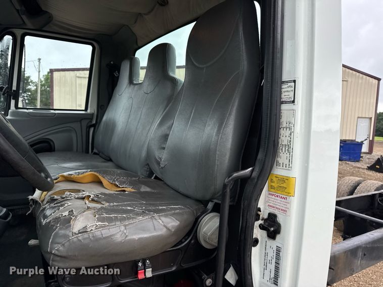 image for item DV4158 2007 International 4300 truck cab and chassis