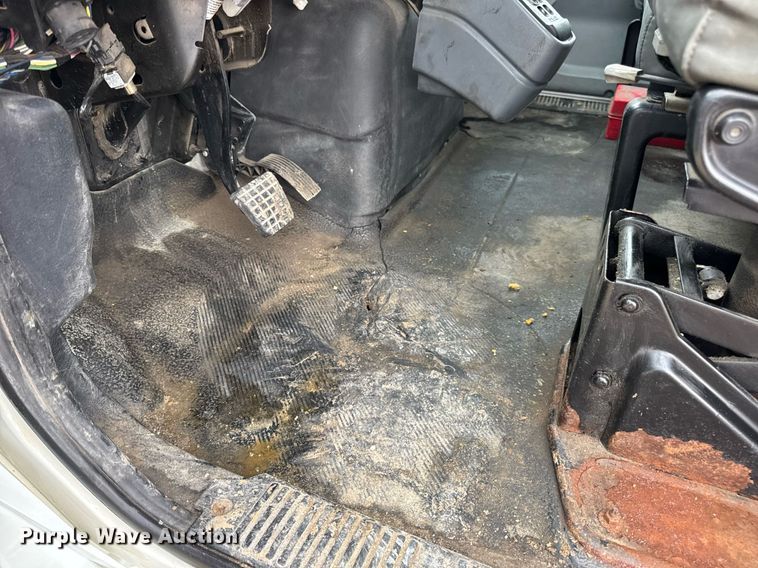 image for item DV4158 2007 International 4300 truck cab and chassis