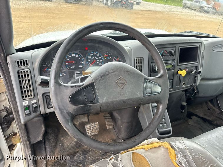 image for item DV4158 2007 International 4300 truck cab and chassis