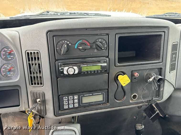 image for item DV4158 2007 International 4300 truck cab and chassis