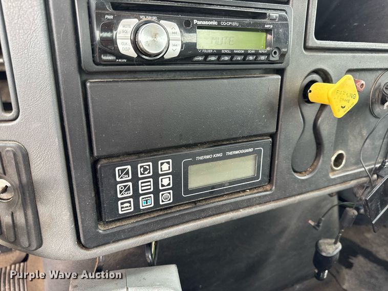 image for item DV4158 2007 International 4300 truck cab and chassis