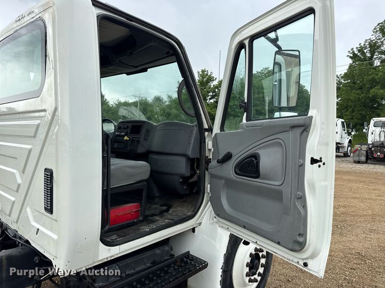 image for item DV4158 2007 International 4300 truck cab and chassis