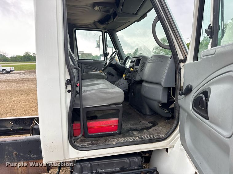 image for item DV4158 2007 International 4300 truck cab and chassis