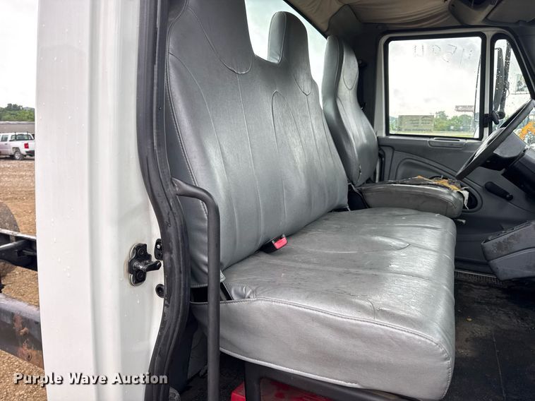 image for item DV4158 2007 International 4300 truck cab and chassis