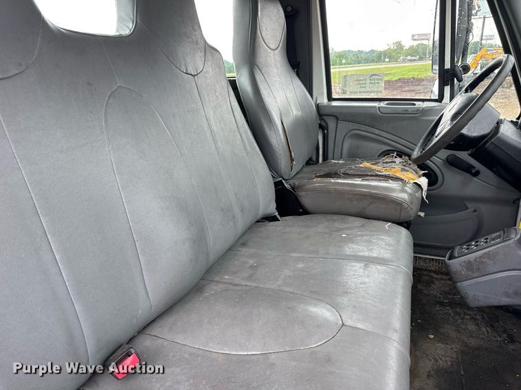 image for item DV4158 2007 International 4300 truck cab and chassis