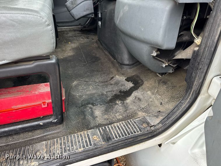 image for item DV4158 2007 International 4300 truck cab and chassis