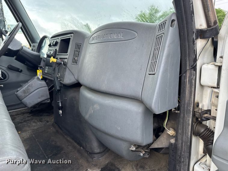 image for item DV4158 2007 International 4300 truck cab and chassis