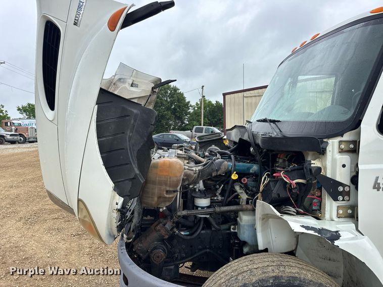 image for item DV4158 2007 International 4300 truck cab and chassis