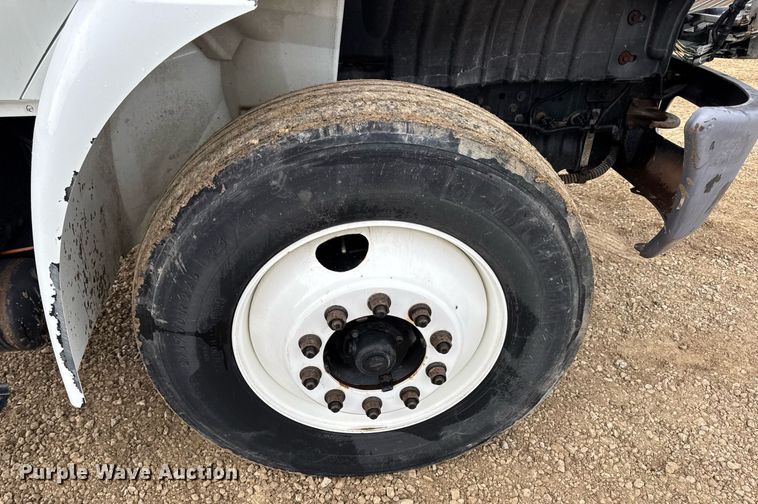 image for item DV4158 2007 International 4300 truck cab and chassis