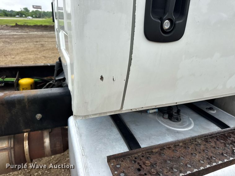 image for item DV4159 2011 International 4400 truck cab and chassis