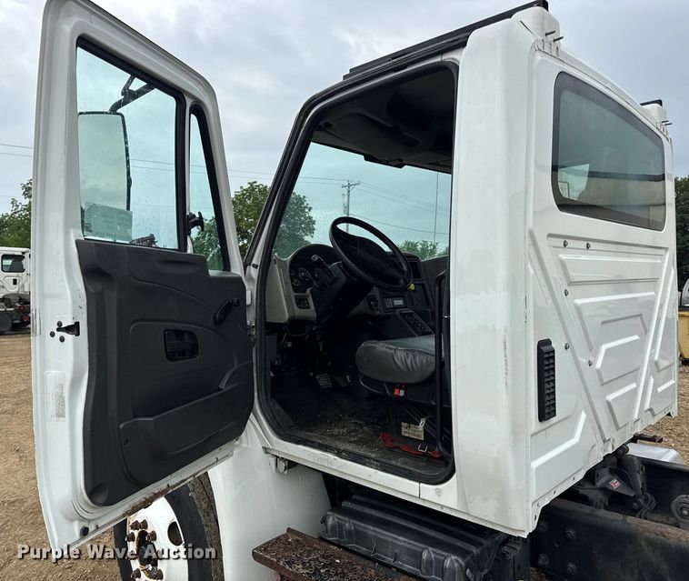 image for item DV4159 2011 International 4400 truck cab and chassis