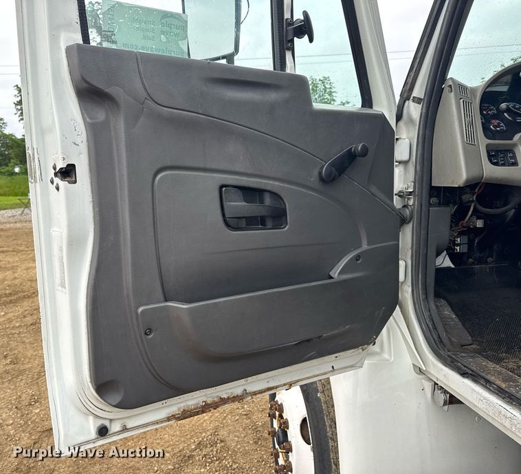 image for item DV4159 2011 International 4400 truck cab and chassis