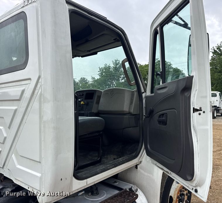 image for item DV4159 2011 International 4400 truck cab and chassis