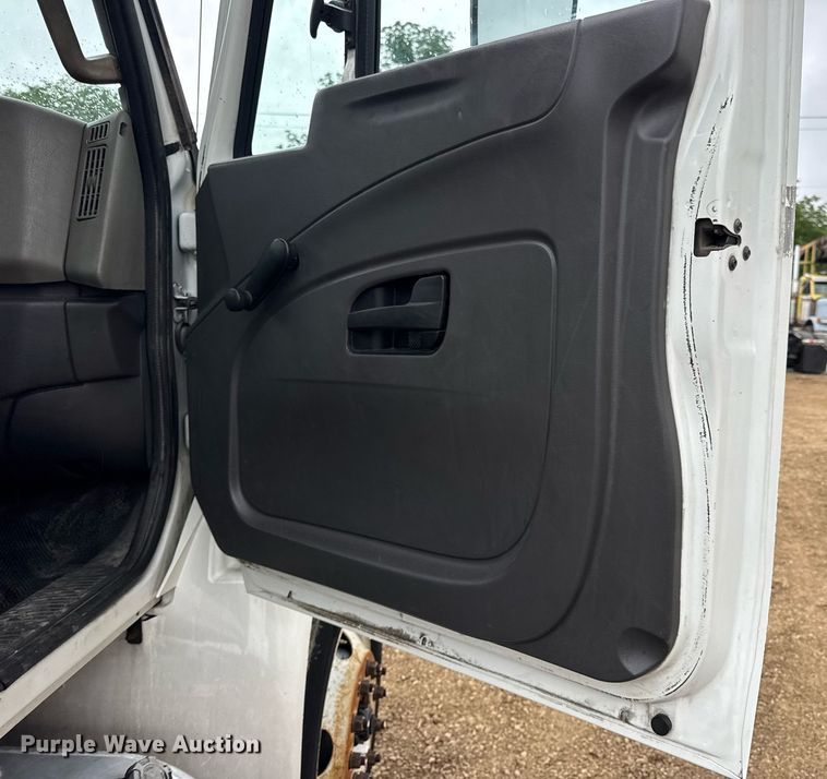 image for item DV4159 2011 International 4400 truck cab and chassis