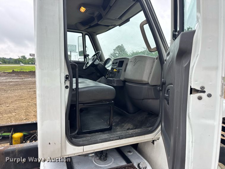 image for item DV4159 2011 International 4400 truck cab and chassis