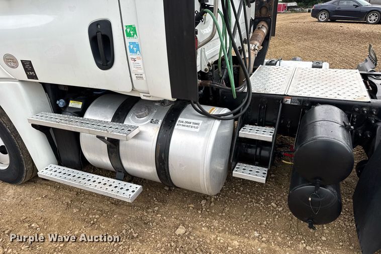 image for item DV4160 2017 Freightliner semi truck