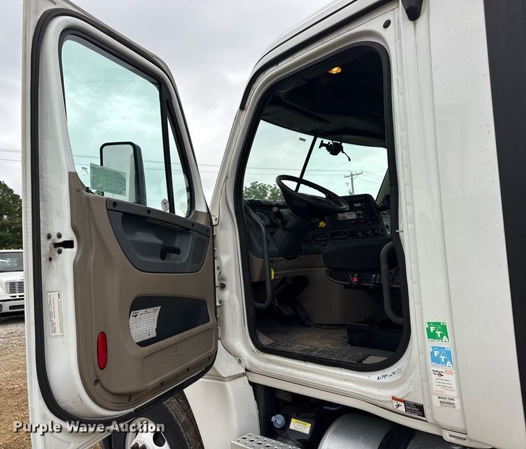 image for item DV4160 2017 Freightliner semi truck
