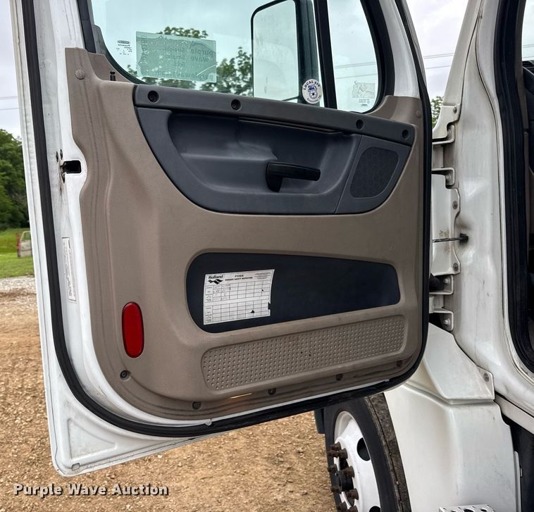 image for item DV4160 2017 Freightliner semi truck