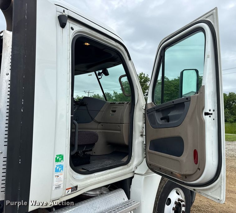 image for item DV4160 2017 Freightliner semi truck