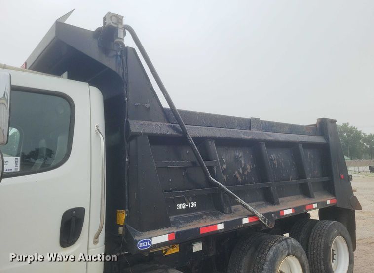 image for item DW7038 2005 Freightliner Business Class M2 dump truck