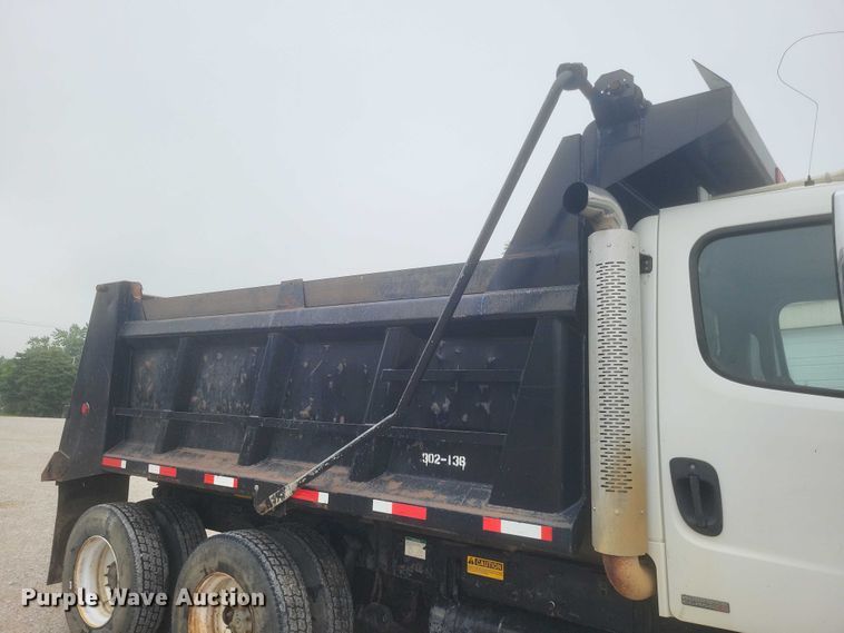 image for item DW7038 2005 Freightliner Business Class M2 dump truck