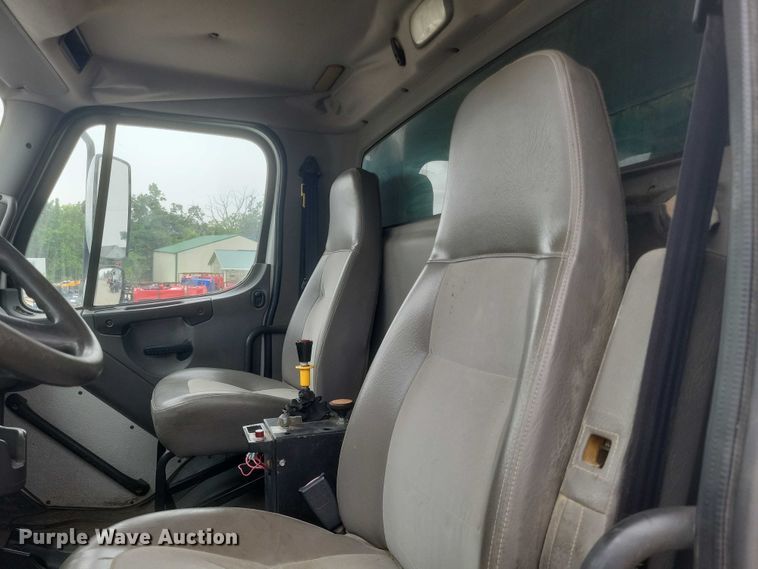 image for item DW7038 2005 Freightliner Business Class M2 dump truck