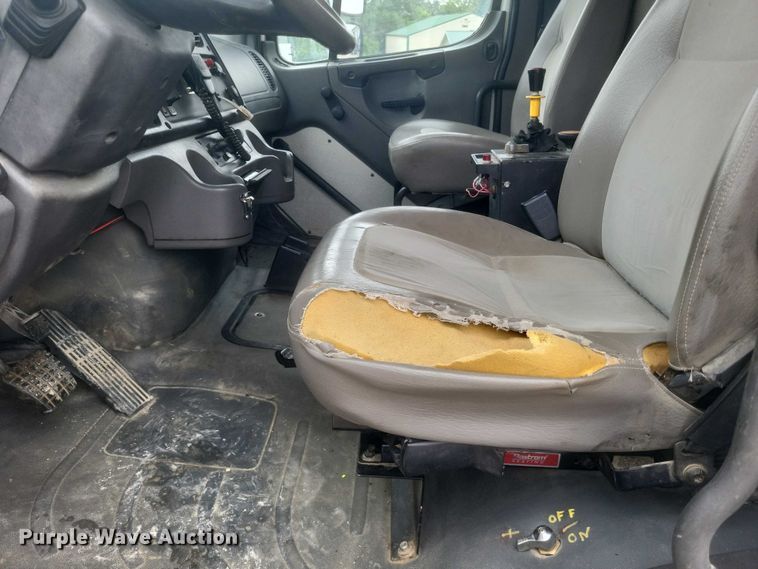 image for item DW7038 2005 Freightliner Business Class M2 dump truck