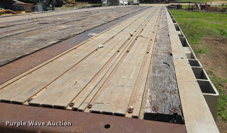 image for item DW7065 2000 Transcraft flatbed trailer