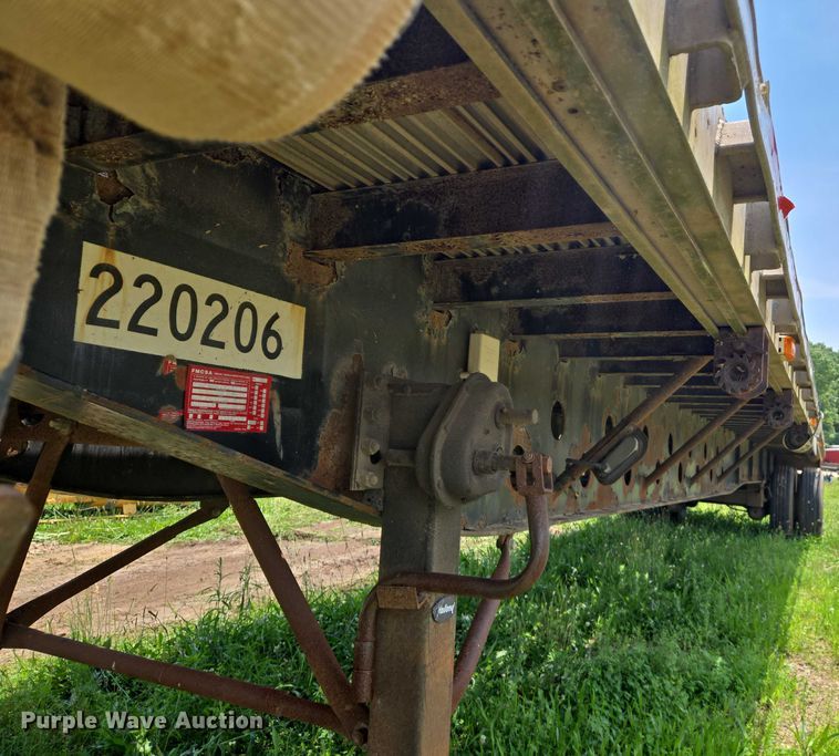 image for item DW7065 2000 Transcraft flatbed trailer