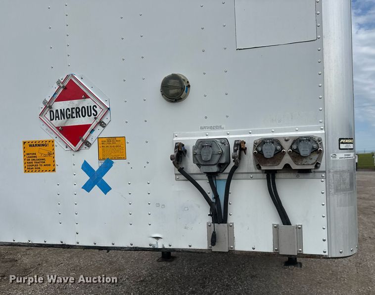image for item DY0057 2011 Utility Trailers VS2DX dry van trailer